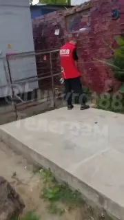 Rusya’da sokak ortasında tuvaletini yapan alkollü bir kişi, yoldan geçen bir adam tarafından biber gazı sıkılarak dövüldü