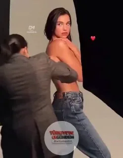 2020 yılında Dua Lipa, Pepe Jeans markası için üstsüz çekim yaptı