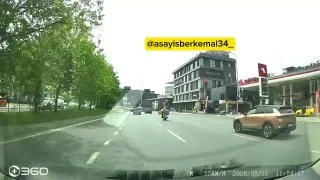 İstanbul’da bir araç sürücüsü, son anda yaptığı hamleyle kazayı kıl payı atlattı