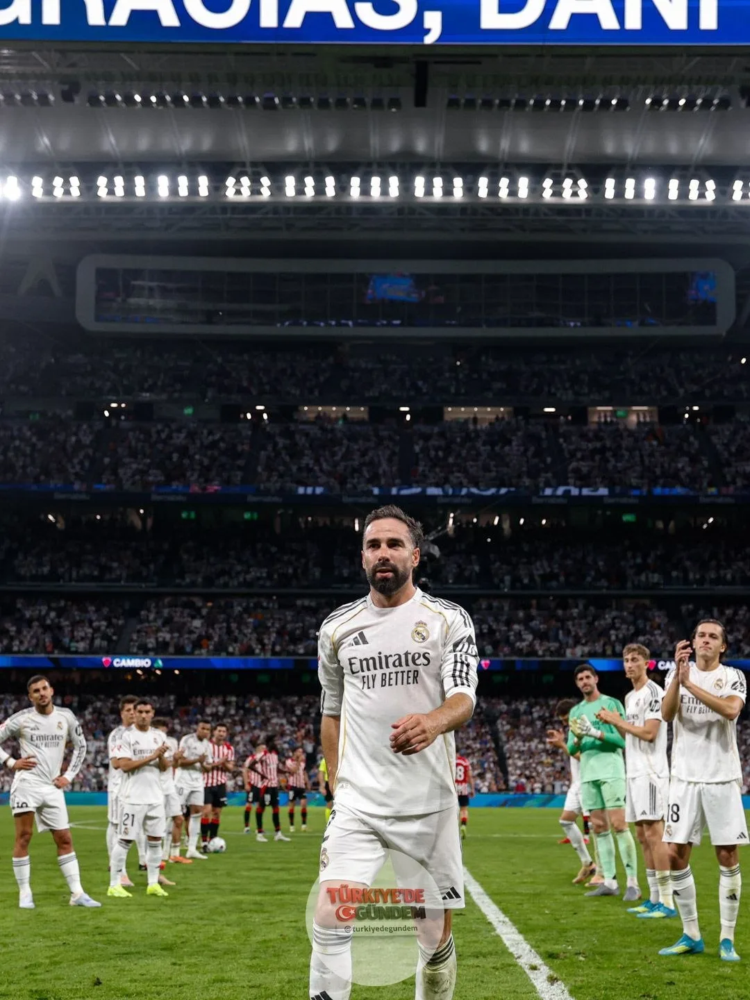 Dani Carvajal, efsanesi olduğu Real Madrid'e gözyaşları ve takım arkadaşlarının alkış koridoru eşliğinde veda etti