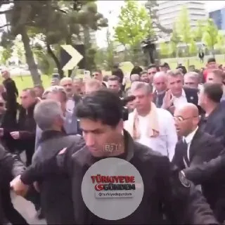 CHP Genel Merkezinden ayrılan Özgür Özel, TBMM’ye doğru yürüyor
