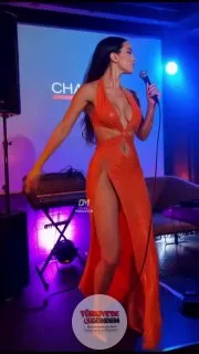 Şarkıcı Ilka, “Katmer Katmer” şarkısını seslendirirken oryantal dansıyla sahneye renk kattı