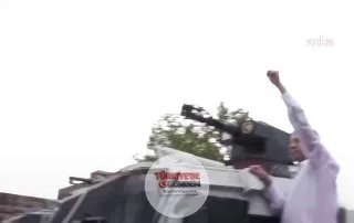 Özgür Özel, TOMA’nın üzerine çıktı. "Direne direne kazanacağız."