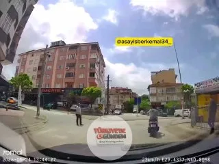 Kocaeli’de trafikte ne yaptığı anlaşılamayan motosiklet sürücüsü
