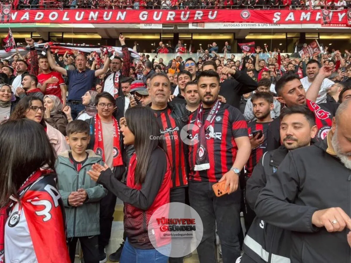 Geçtiğimiz günlerde rahatsızlanan Haluk Levent, tedavi gördüğü hastaneden taburcu olduktan sonra Konya’daki Çorumspor play-off final maçında görüldü. Haluk Levent’in sağlık durumu iyi
