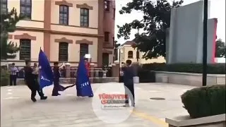 Çin polisi, protestocuların hızlı şekilde gözaltına alınmasına yönelik tatbikat düzenledi. Tatbikatta polisler, bir protestocunun etrafını brandalarla kapatarak saniyeler içinde gözaltı uygulaması yaptı