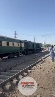 Pakistan'da intihar saldırısı düzenlendi. Saldırıda çok sayıda kişi hayatını kaybetti. Şiddetli patlama iki tren vagonunu devirdi, bölgede yangın çıkarken gökyüzünü yoğun siyah duman kapladı