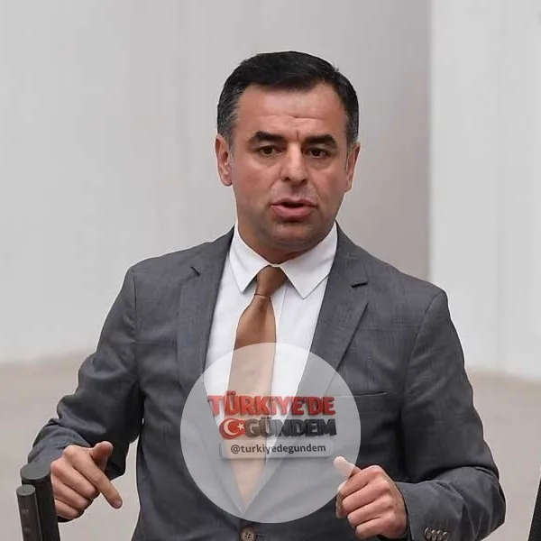 Barış Yarkadaş: "2023'ü hatırlayın. Kemal Kılıçdaroğlu cumhurbaşkanı adayıydı, Özgür Özel’in o zaman genel başkanla ilişkileri iyiydi. Evine gidip çay demleyecek kadar iyilerdi. Özgür Özel çay demlerdi, Veli Ağbaba limonları doğrardı. İlişkileri o ka