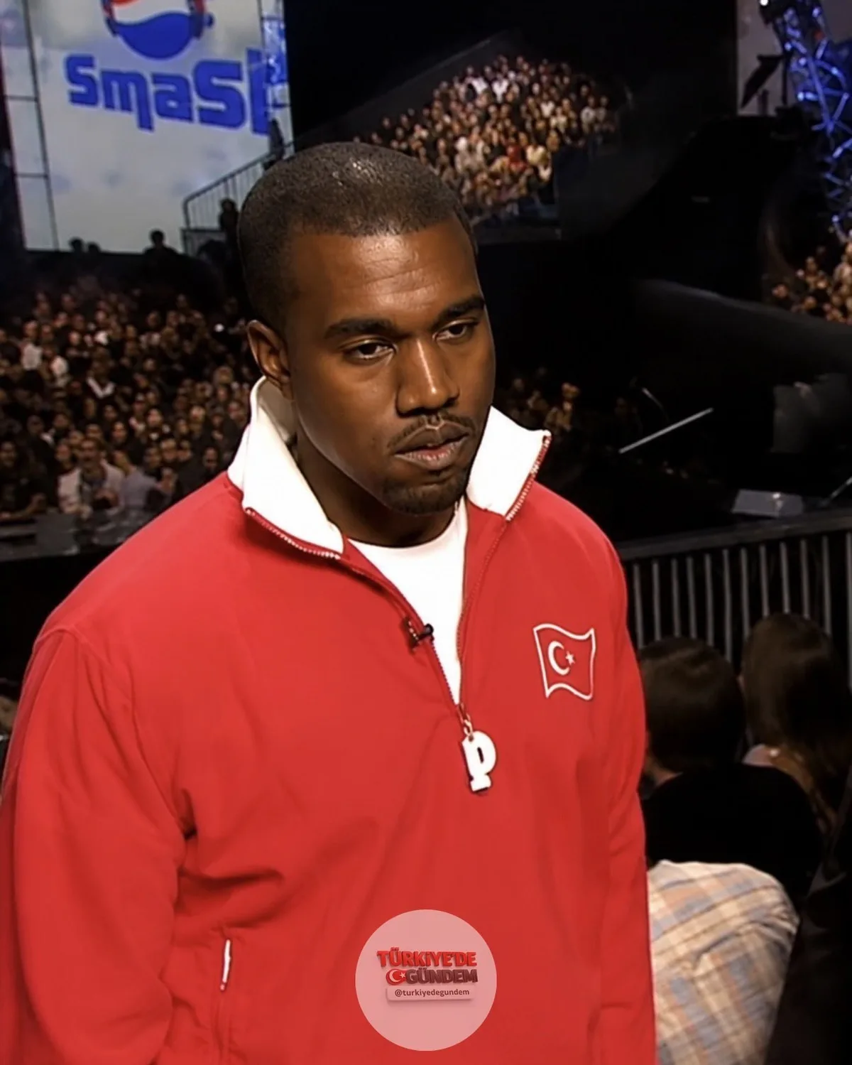 Kanye West’in Türkiye konseri şerefine, yıllar önce giydiği Türkiye bayraklı ikonik ceket yeniden satışa sunuluyor. Ceket, geçmişte Kanye West’in sahne performanslarında dikkat çeken ve ikon hâline gelmiş parçası olarak biliniyor. Kanye West’in sahne