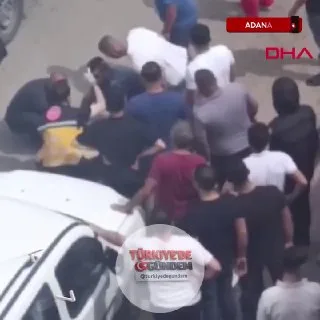 Adana’nın Seyhan ilçesinde sokakta yürüyen 26 yaşındaki Cumali Kocabey, kimliği belirsiz kişilerin silahlı saldırısında vurularak kanlar içinde yere yığıldı. Ağır yaralanan Kocabey, kaldırıldığı hastanede tüm müdahalelere rağmen hayatını kaybetti