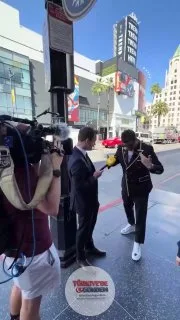 Sosyal medya fenomeni YTL Osman, meşhur Hollywood Şöhret Yolu’nda Amerikan muhabirine şarkı söyledi
