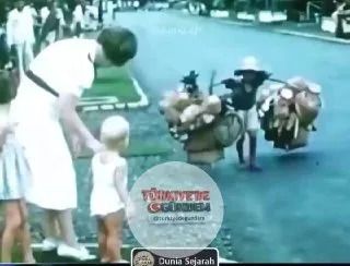 1930'larda Hollanda sömürgesindeki Endonezya'da ayrıcalıklı bir Hollandalı çocuk ile ağır yük taşıyan Endonezyalı bir çocuğun çarpıcı yaşam tezatı;