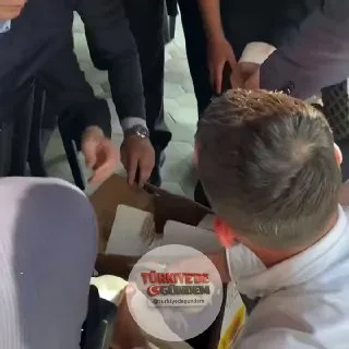 Kuşlara olan ilgisiyle bilinen Aziz Yıldırım’a, Mardin ziyareti sırasında çok sayıda beyaz güvercin hediye edildi. Yıldırım, kutu içindeki güvercinleri görünce böyle tepki verdi: “Tamam, teşekkür ediyorum. Daha fazla getirmesinler, uçağa almazlar.”