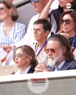 Roland-Garros’ta maç izleyen Russell Crowe, tribünlere gelen topu yakaladı