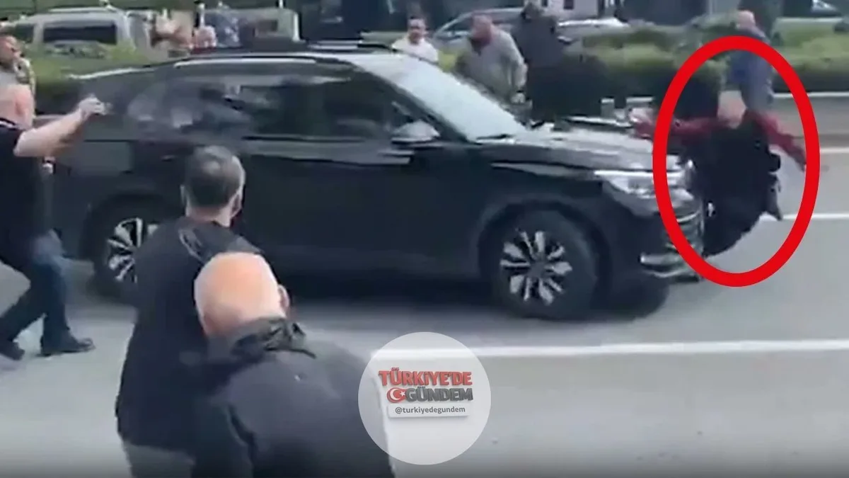 CHP Genel Merkezi’nin önündeki kalabalığın içine dalarak bir kadına çarpan aracın plakasının, başka bir araca ait olduğu ortaya çıktı. • Büşra Cebeci’nin haberine göre, kayıtlarda söz konusu aracın daha önce park halindeki bir araca çarpma olayına ka