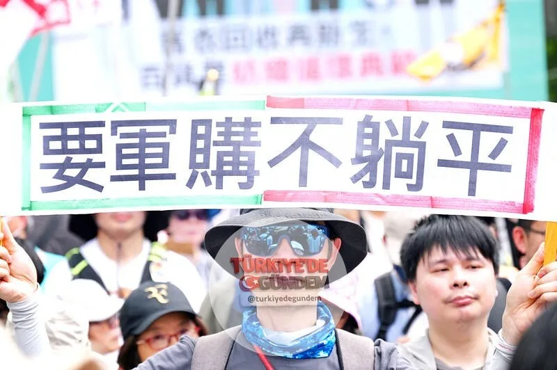 Tayvan’ın başkenti Taipei’de 8 binden fazla kişi, Çin tehdidine karşı savunma harcamalarının artırılması talebiyle miting düzenledi
