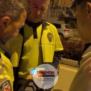 Aksaray'da yasal sınırın 4 katı alkollü şekilde trafiğe çıkan aday sürücü kaza yaptı. Alkolmetre sonucunu görünce küfür eden gencin sürücü belgesi süresiz olarak iptal edildi