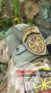 Ukraynalı asker, cephede etkisiz hale getirdiği 10 Rus askerine ait peç koleksiyonunu paylaştı