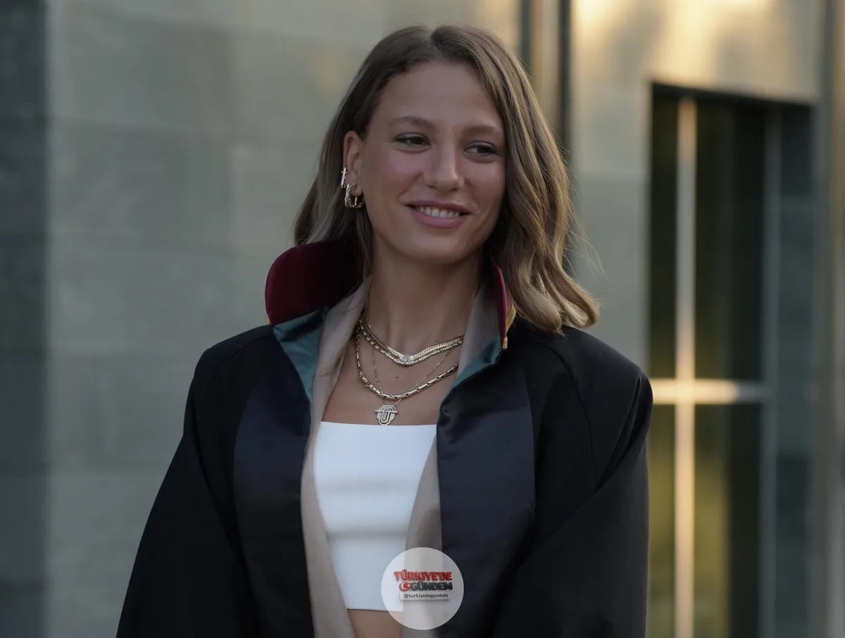 Oyuncu Serenay Sarıkaya’nın, uyuşturucu operasyonu kapsamında gözaltına alındığı bildirildi