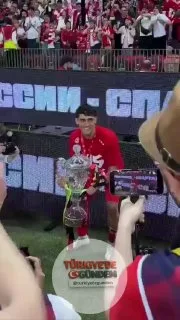 Spartak Moskova’nın Arjantinli yıldızı Pablo Solari, Rusya Kupası’nı kaldırırken kupa kırıldı