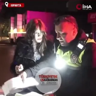 Isparta’da bir kadın, kendisine yazılan 25 bin lira cezayı az buldu. Ehliyetine 6 ay el konulacağını duyunca “Oha” diye tepki verdi