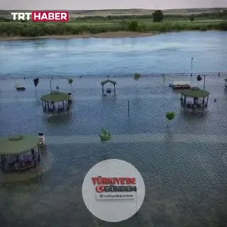 Tam doluluk oranına ulaşan Karkamış Barajı'nın kapaklarının açılmasıyla birlikte yükselen Fırat Nehri’nin çevresi su altında kaldı