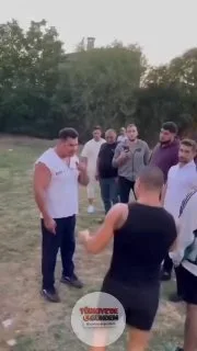 Profesyonel bir dövüşçü, Savaş Cebeci’ye rövanş maçında aynı hatayı tekrarlamaması için rakibin ani yere alma girişimine karşı uygulamalı taktik gösterdi