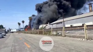 Los Angeles Bölgesi'ndeki bir sanayi bölgesinde çıkan yangını söndürme çalışmaları sürüyor.