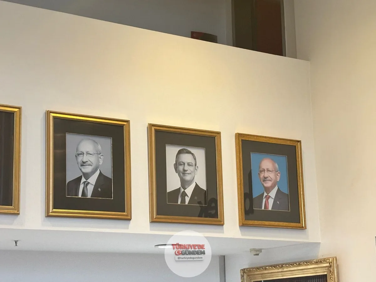 CHP Genel Merkezi’nde Kemal Kılıçdaroğlu’nun fotoğrafı yeniden asıldı. (Mahir Kılıç)