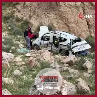 Kars'ta 300 metre yükseklikten dereye düşen araçtaki 2 kişi, atlayarak kurtuldu