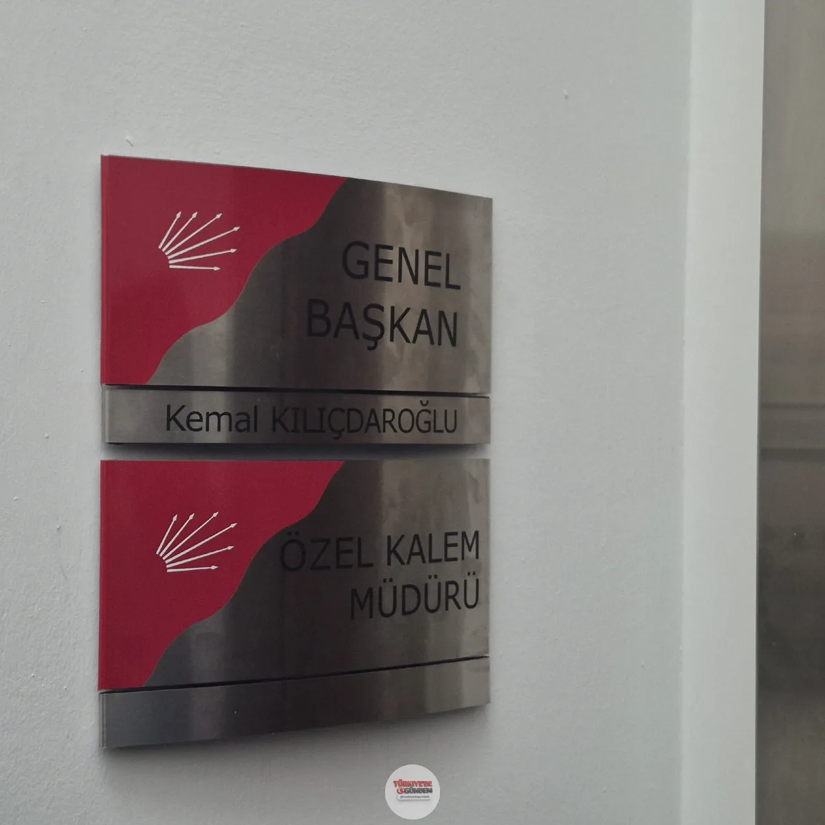 Kemal Kılıçdaroğlu'nun isimliği, CHP Genel Merkezi'ndeki makam odasının kapısına takıldı