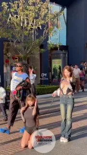 Yabancı içerik üreticisi, arkadaşını köpek tasmasıyla gezdirdi