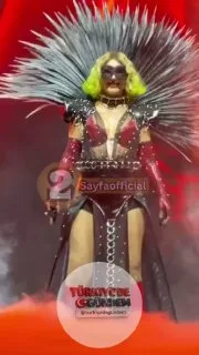 Hande Yener’in sahne tarzı