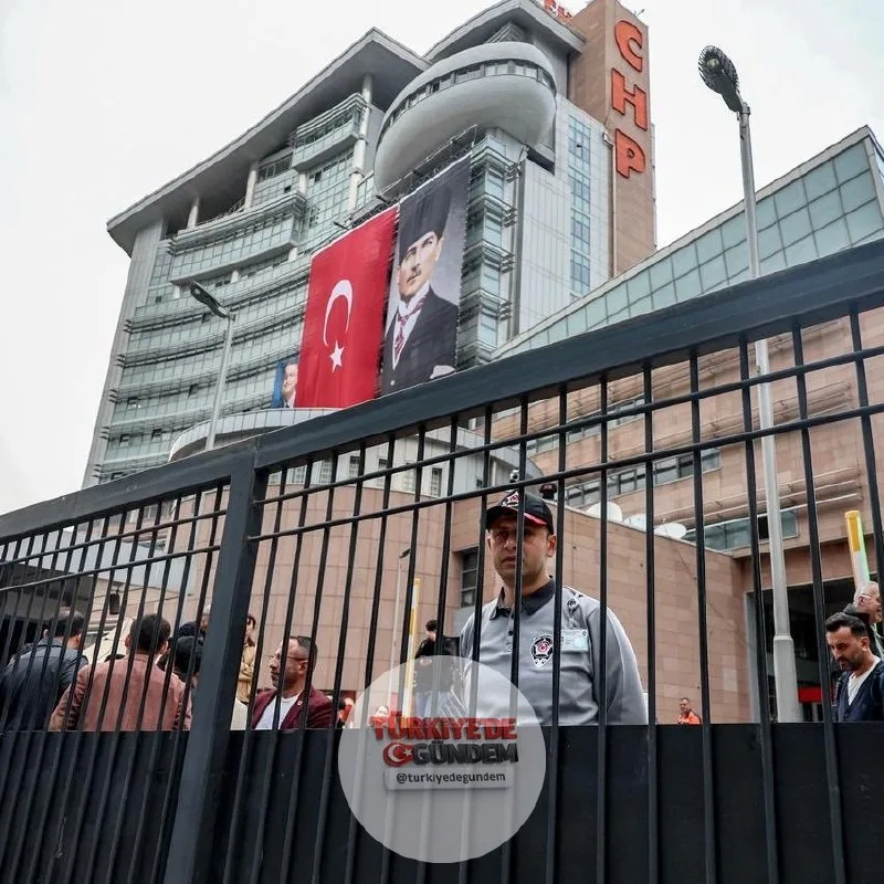 Gazeteci Fatih Atik: “Tüm CHP binasında genel bir temizlik yapılıyor. Teknik aramalar da yapılıyor. Makam araçlarında da böcek araması ve elektronik cihaz araması yapılacak.”