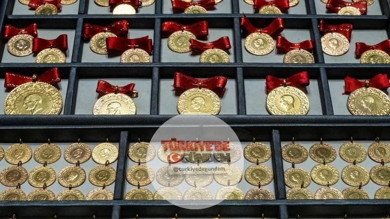 Altın fiyatları "barış umutlarıyla" yükseliyor Altının ons fiyatı, ABD ile İran arasındaki barış müzakerelerine yönelik iyimserliğin doları zayıflatması ve enflasyon görünümünü rahatlatmasıyla yüzde 1'den fazla değer kazandı