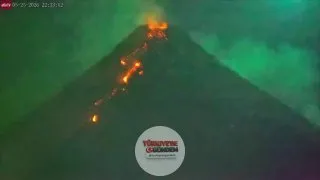 Filipinler’de Mayon Yanardağı lav püskürtürken gökyüzünden düşen meteor kameraya yansıdı