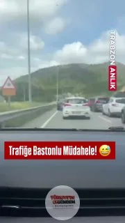 Trabzon'da trafiğe takılan bir kişi, bastonlu bir dokunuş yaparak destek vermeye çalıştı