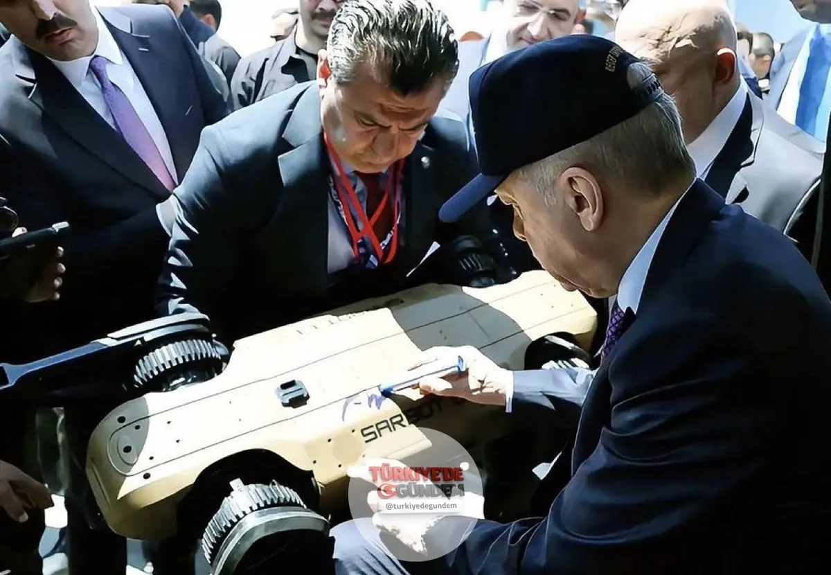 Cumhurbaşkanı Erdoğan, Türkiye'nin ilk yerli silahlı robotu SARBOT L1'i imzaladı. (Sarsılmaz)