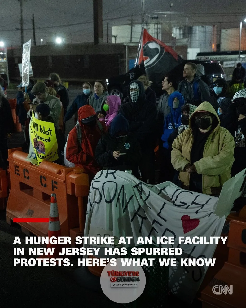 New Jersey'nin Newark kentinde, ICE'ın gözaltı merkezi olarak kullandığı 1.000 yataklı özel tesis Delaney Hall önünde toplanan protestocular, kurumun işlettiği sivil plakalı araçların önünü kesti. İnsanlık dışı koşullar nedeniyle düzenlenen protestol