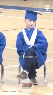 Teksaslı bir anne, 6 yaşındaki oğlunun anaokulu mezuniyet töreni sırasında yaşadığı çeşitli can sıkıntısı evrelerini gösteren bir video paylaştı.