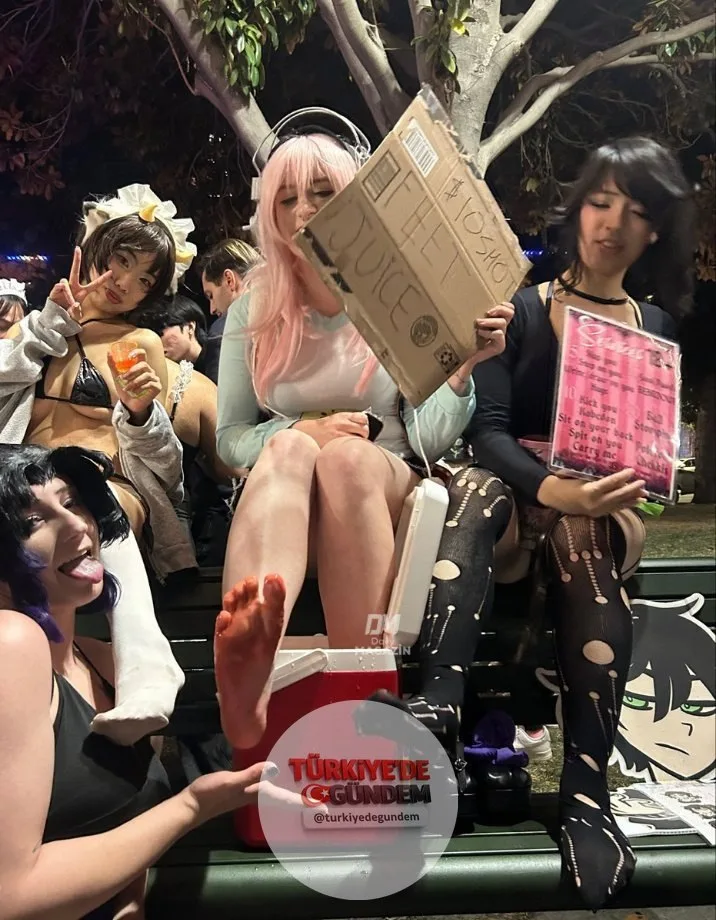 Kaliforniya'da gerçekleşen bir cosplay etkinliğinde bazı katılımcılar ayaklarıyla meyve suyu sattı