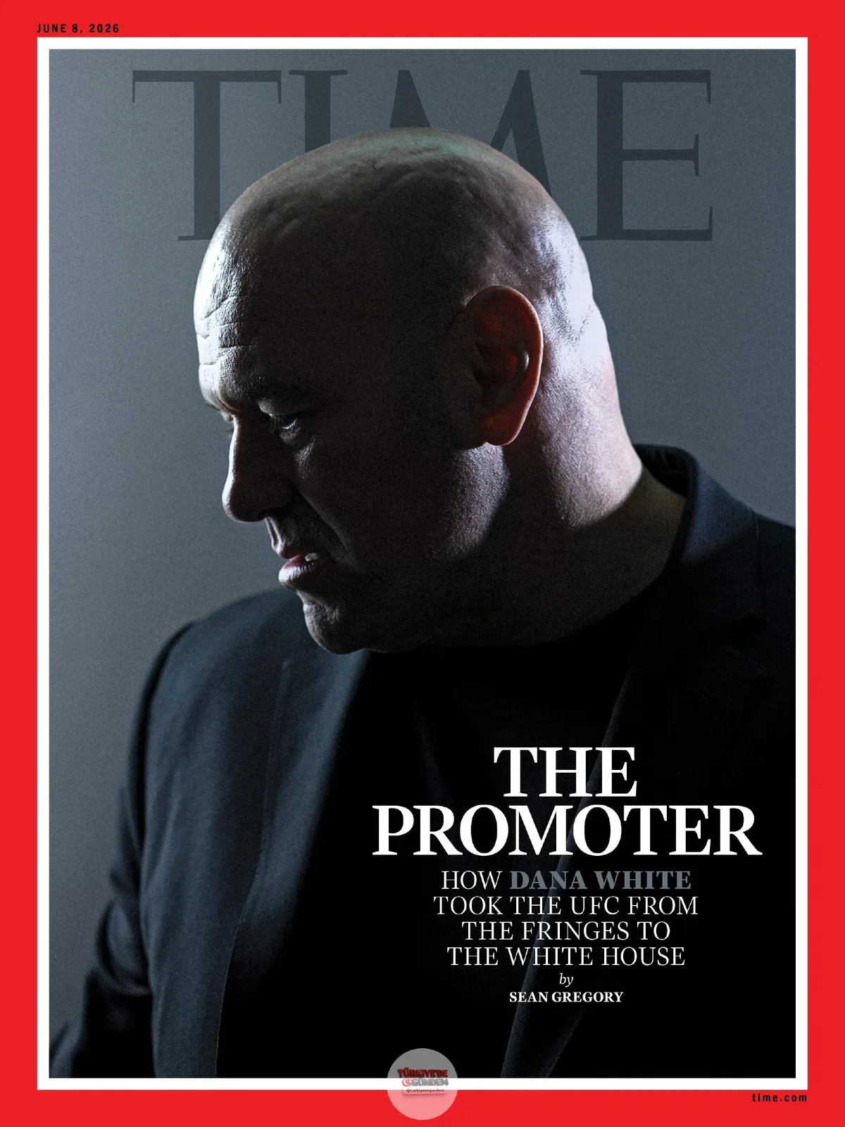 TIME’ın yeni kapağı: Dana White, UFC’nin yükselişiyle MMA’i marjinal bir kan sporundan küresel bir imparatorluğa dönüştürdü. Şimdi ise bu sporu Beyaz Saray’ın Güney Bahçesi’ne taşıyor. White, “Bazı geceler maçın sonunda ayağa kalkıp, ‘Ben nasıl bir i