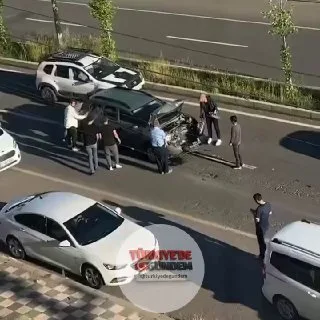 Diyarbakır’da otoyola aniden çıkan eşeğe hızla çarpan otomobil pert oldu. Kazanın ardından vatandaşlar hasar gören aracı yol kenarına çekerken, yaralanıp şoka giren eşeğin yol kenarındaki çaresiz bekleyişi ise yürek burktu