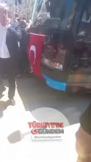 CHP'ye katılan Muharrem İnce, Memleket Partisi'nden kalan otobüsü Özgür Özel'e verdi.