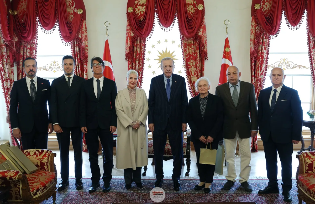Cumhurbaşkanı Erdoğan, Adnan Menderes ve arkadaşlarının ailelerini Dolmabahçe Çalışma Ofisi'nde kabul etti.