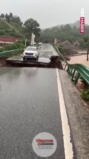 Çin'de sel nedeniyle bir köprü çöktü. Köprü üzerindeki araç nehre düşerek akıntıya kapıldı.