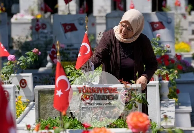 Şehit aileleri, bayram öncesinde dua etmek için yakınlarının kabirlerini ziyaret etti.