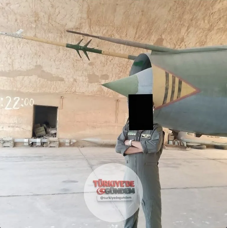 Suriye Hava Kuvvetleri'ne bağlı bir pilot, Su-22M4 tipi savaş uçağının önünde poz verdi.