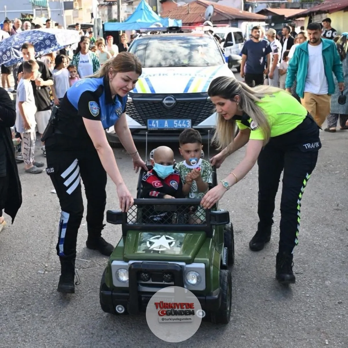 Kocaeli'de polis ekipleri, lösemi tedavisi gören 2 yaşındaki Halime'yi evinde ziyaret ederek bayramını kutladı.