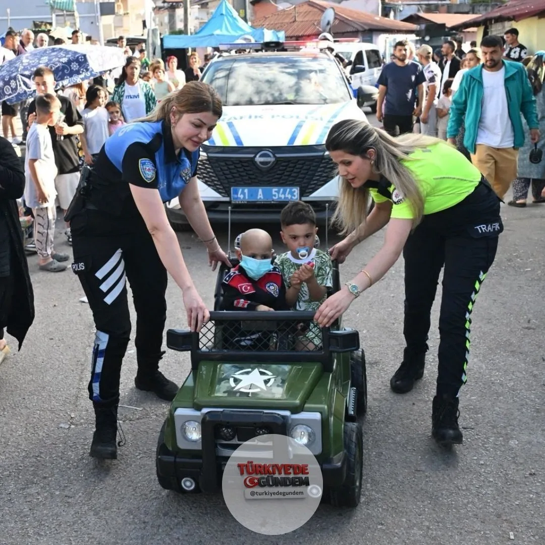 Kocaeli'de polis ekipleri, lösemi tedavisi gören 2 yaşındaki Halime'yi evinde ziyaret ederek bayramını kutladı.